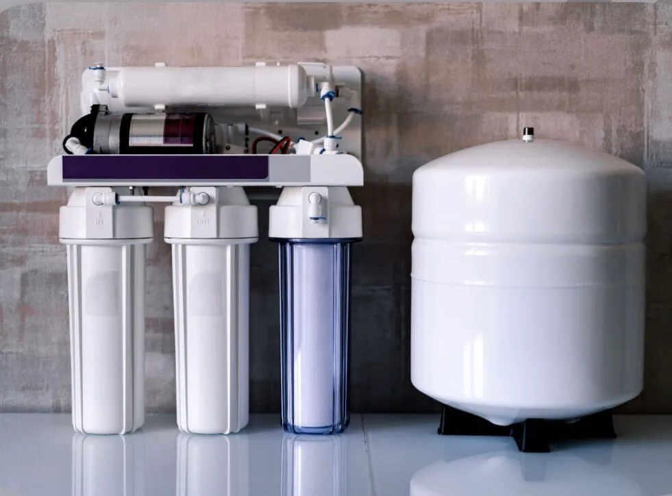Under sink tankless reverse osmosis unit